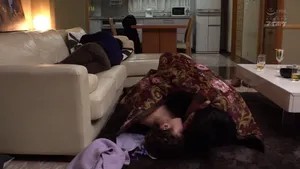 Bà xã vụng trộm trùm chăn lén lút với đồng nghiệp của chồng Bà xã vụng trộm trùm chăn lén lút với đồng nghiệp của chồng