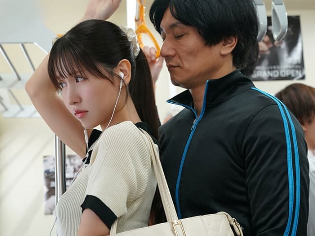Bị thầy giáo cũ quấy rối tình dục trên tàu điện Bị thầy giáo cũ quấy rối tình dục trên tàu điện