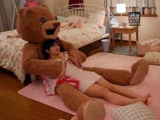 Chú gấu nhồi bông và em nữ sinh ngây thơ Chú gấu nhồi bông và em nữ sinh ngây thơ