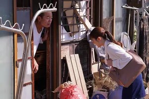 Cô giáo đến thăm nhà cậu học trò nghỉ học rồi bị bố cậu ấy giam cầm Cô giáo đến thăm nhà cậu học trò nghỉ học rồi bị bố cậu ấy giam cầm