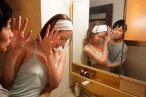 Lỡ chuyến tàu, tôi ngủ nhờ nhà em đồng nghiệp và em ấy mặc đồ ngủ khiến tôi… Lỡ chuyến tàu, tôi ngủ nhờ nhà em đồng nghiệp và em ấy mặc đồ ngủ khiến tôi…