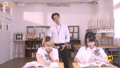 Mất trật tự trên lớp, 2 em nữ sinh bị thầy giáo "phạt" sau giờ Mất trật tự trên lớp, 2 em nữ sinh bị thầy giáo "phạt" sau giờ